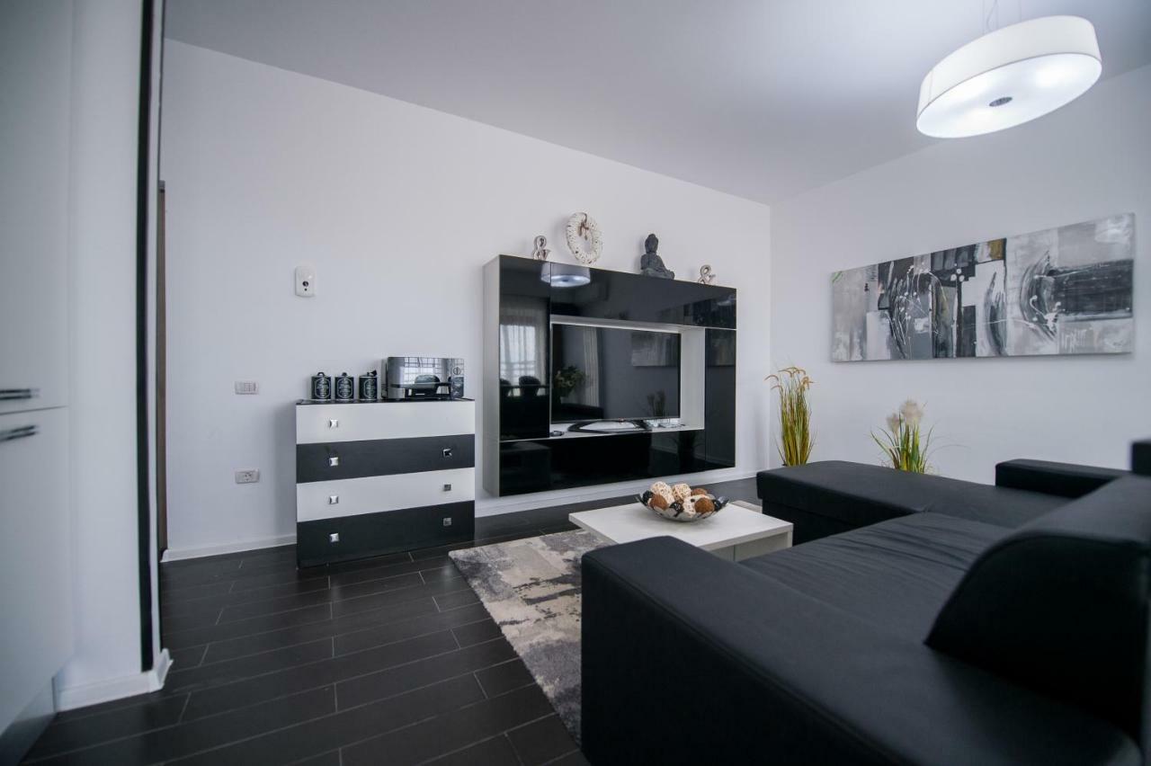 Apartel Black & White Navodari Dış mekan fotoğraf